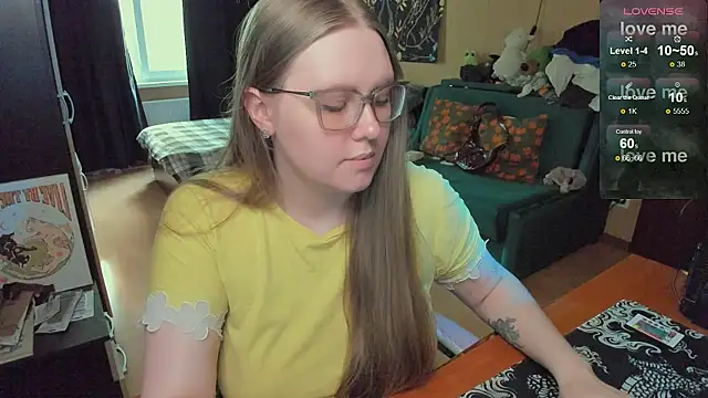 Snapshot of Alice_Dreamgirl_ chatting on May 11, 2:45 pm Alice Dreamgirl online show from May 11, 2:45 pm