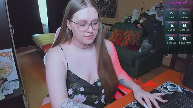 Snapshot of Alice_Dreamgirl_ chatting on June 5, 9:48 am Alice Dreamgirl online show from June 5, 9:48 am