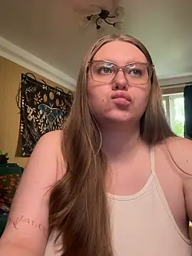 Snapshot of Alice_Dreamgirl_ chatting on August 6, 9:22 am Alice Dreamgirl online show from August 6, 9:22 am