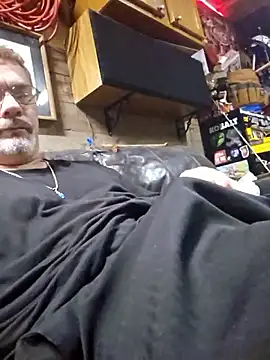 tileguyyy online show from September 23, 4:04 am