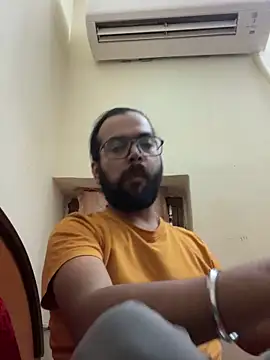 Snapshot of Arsh_Loves_Luv chatting on December 18, 1:23 pm Arsh Loves Luv online show from December 18, 1:23 pm