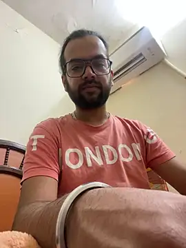 Snapshot of Arsh_Loves_Luv chatting on December 28, 9:09 am Arsh Loves Luv online show from December 28, 9:09 am