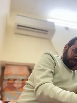 Snapshot of Arsh_Loves_Luv chatting on December 29, 5:22 pm Arsh Loves Luv online show from December 29, 5:22 pm