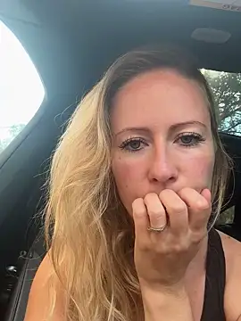 Snapshot of Emmy_frenchie chatting on October 3, 8:44 am Emmy frenchie online show from October 3, 8:44 am