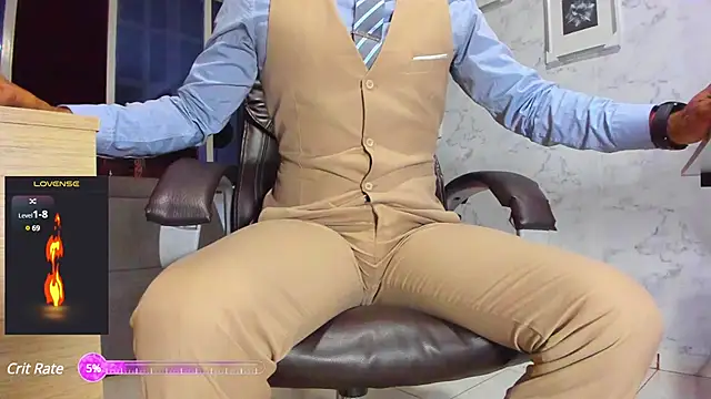 Snapshot of Hideintheoffice chatting on March 5, 1:21 am Hideintheoffice online show from March 5, 1:21 am