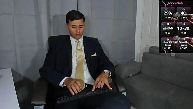 Snapshot of Hideintheoffice chatting on October 4, 11:36 pm Hideintheoffice online show from October 4, 11:36 pm