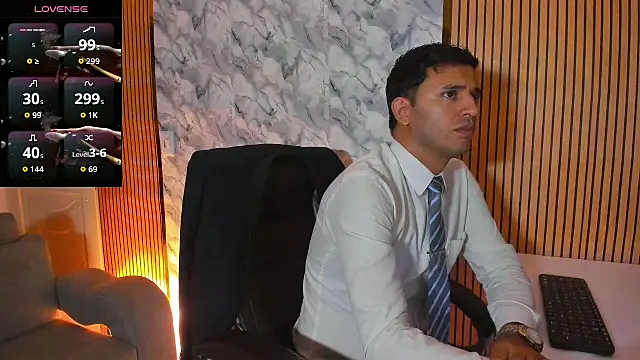 Snapshot of Hideintheoffice chatting on October 12, 11:37 pm Hideintheoffice online show from October 12, 11:37 pm