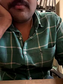 Snapshot of Hillz_king_98 chatting on December 21, 10:50 pm Hillz king 98 online show from December 21, 10:50 pm