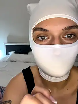 Nikki Hoee online show from November 15, 1:40 pm