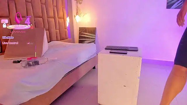 victoriaroyce1 online show from October 30, 1:12 pm