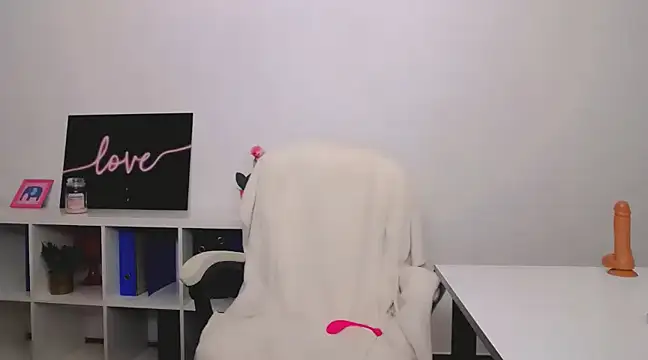 Lia Benini online show from March 2, 4:21 pm