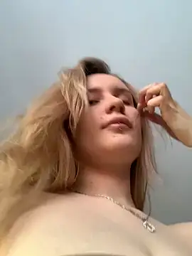 Snapshot of Sweet_white_chocolate chatting on February 19, 5:27 am Sweet white chocolate online show from February 19, 5:27 am