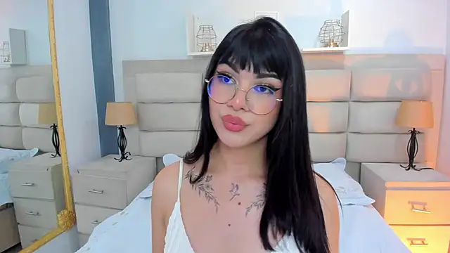 Snapshot of RoseCassie chatting on March 5, 3:51 pm RoseCassie online show from March 5, 3:51 pm