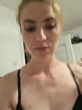 Snapshot of Anne-Mo chatting on August 4, 7:38 pm Anne-Mo online show from August 4, 7:38 pm