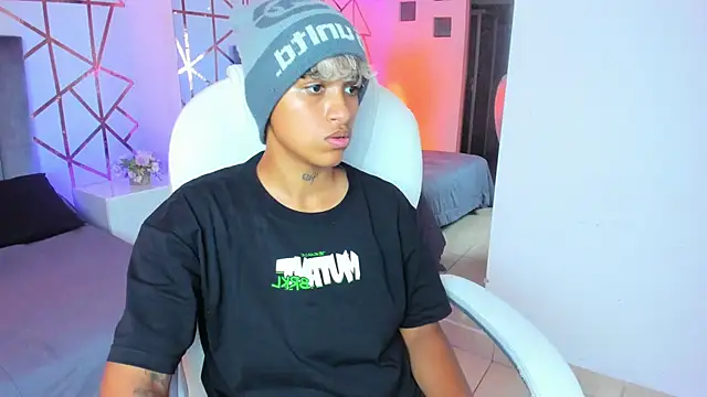 Snapshot of Dominick_jones chatting on January 7, 8:31 pm Dominick jones online show from January 7, 8:31 pm