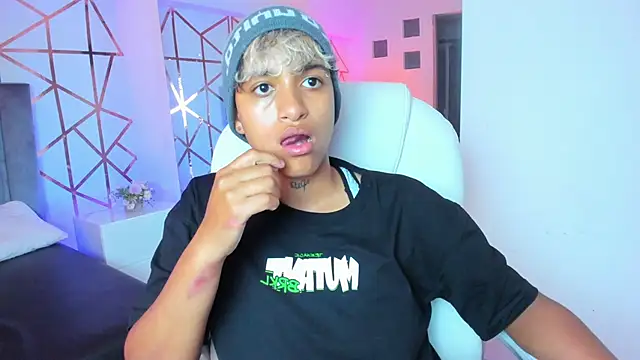 Snapshot of Dominick_jones chatting on January 8, 1:11 am Dominick jones online show from January 8, 1:11 am