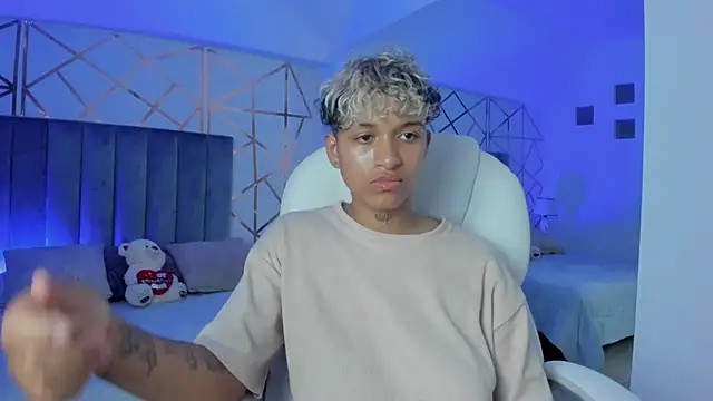 Snapshot of Dominick_jones chatting on January 9, 11:34 pm Dominick jones online show from January 9, 11:34 pm