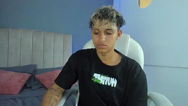 Snapshot of Dominick_jones chatting on January 12, 3:25 pm Dominick jones online show from January 12, 3:25 pm