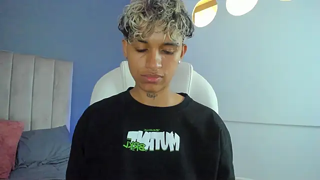 Snapshot of Dominick_jones chatting on January 12, 6:27 pm Dominick jones online show from January 12, 6:27 pm