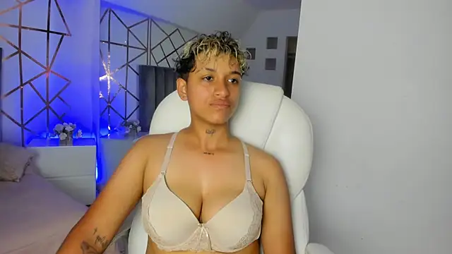 Snapshot of Dominick_jones chatting on January 14, 8:15 pm Dominick jones online show from January 14, 8:15 pm