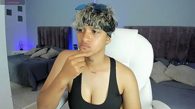 Snapshot of Dominick_jones chatting on January 19, 1:53 am Dominick jones online show from January 19, 1:53 am