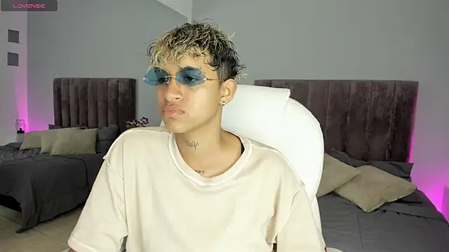 Snapshot of Dominick_jones chatting on January 19, 1:33 pm Dominick jones online show from January 19, 1:33 pm