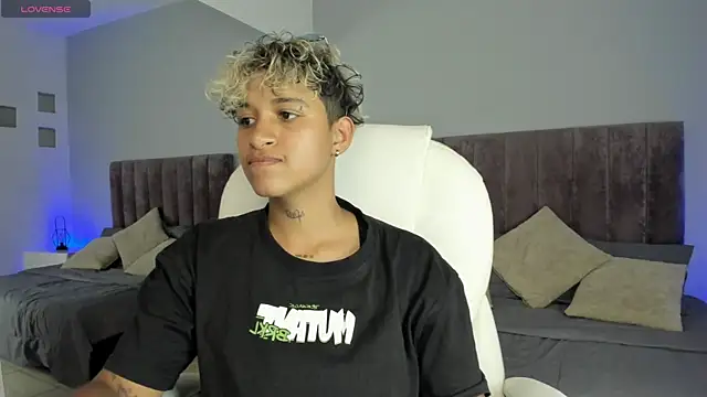 Snapshot of Dominick_jones chatting on January 20, 8:07 pm Dominick jones online show from January 20, 8:07 pm