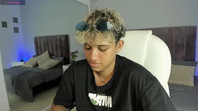 Snapshot of Dominick_jones chatting on January 20, 11:10 pm Dominick jones online show from January 20, 11:10 pm