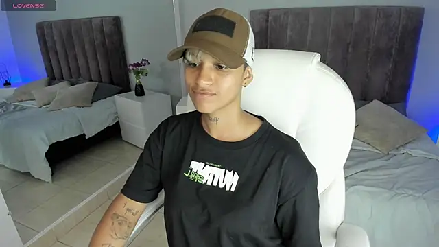 Snapshot of Dominick_jones chatting on January 22, 2:15 am Dominick jones online show from January 22, 2:15 am