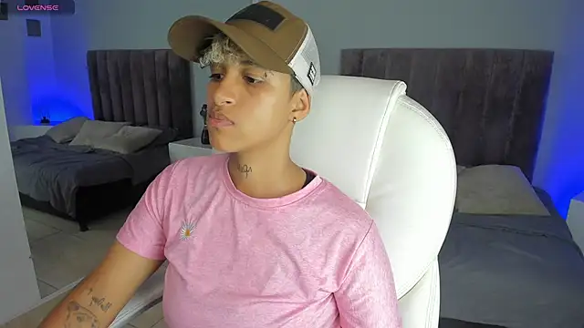 Snapshot of Dominick_jones chatting on January 22, 10:26 pm Dominick jones online show from January 22, 10:26 pm