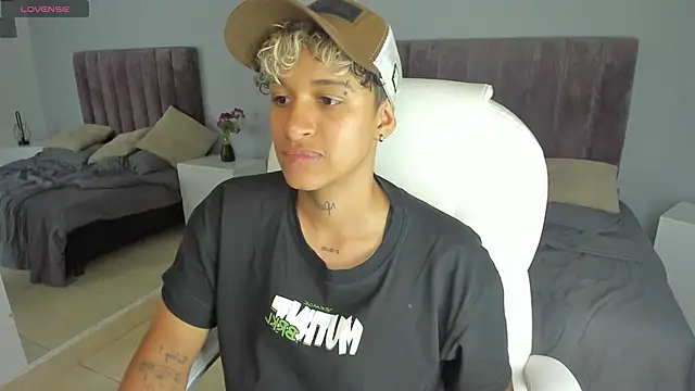 Snapshot of Dominick_jones chatting on January 23, 10:54 pm Dominick jones online show from January 23, 10:54 pm