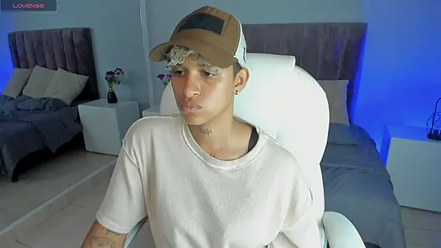 Snapshot of Dominick_jones chatting on January 24, 10:51 pm Dominick jones online show from January 24, 10:51 pm