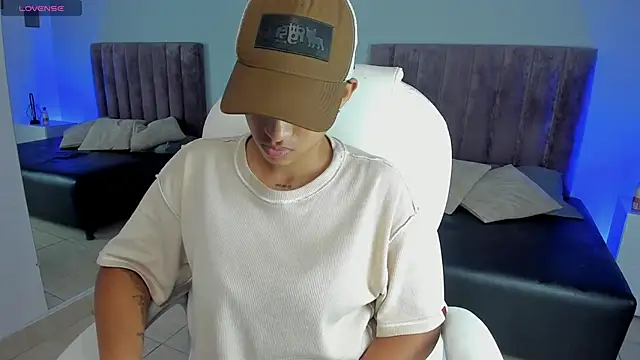 Snapshot of Dominick_jones chatting on January 25, 1:54 am Dominick jones online show from January 25, 1:54 am