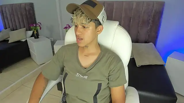 Snapshot of Dominick_jones chatting on January 28, 9:08 pm Dominick jones online show from January 28, 9:08 pm