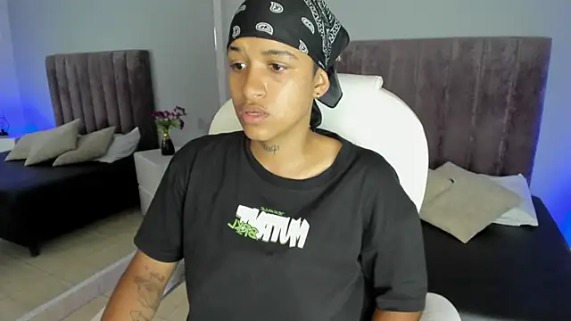 Snapshot of Dominick_jones chatting on January 29, 8:14 pm Dominick jones online show from January 29, 8:14 pm