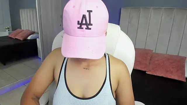 Snapshot of Dominick_jones chatting on January 31, 2:15 am Dominick jones online show from January 31, 2:15 am