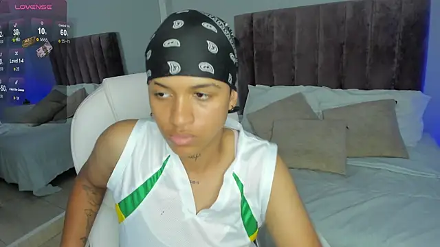 Snapshot of Dominick_jones chatting on January 31, 10:42 pm Dominick jones online show from January 31, 10:42 pm