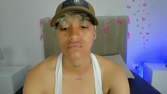 Snapshot of Dominick_jones chatting on February 1, 10:55 pm Dominick jones online show from February 1, 10:55 pm