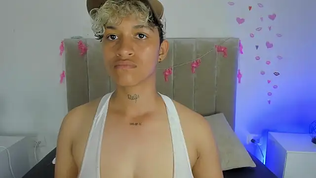 Snapshot of Dominick_jones chatting on February 2, 1:55 am Dominick jones online show from February 2, 1:55 am