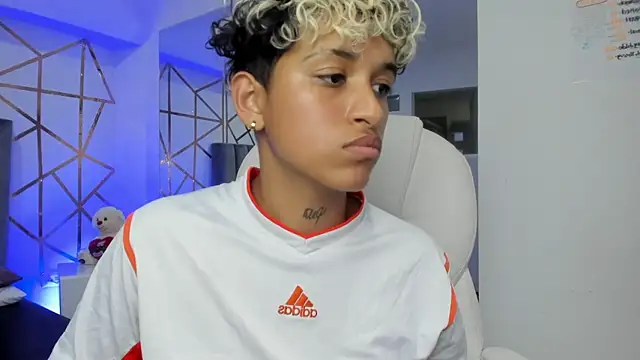 Snapshot of Dominick_jones chatting on February 4, 1:56 am Dominick jones online show from February 4, 1:56 am