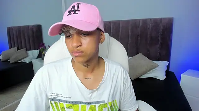 Snapshot of Dominick_jones chatting on February 7, 7:59 pm Dominick jones online show from February 7, 7:59 pm