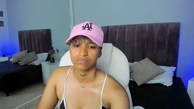 Snapshot of Dominick_jones chatting on February 7, 11:03 pm Dominick jones online show from February 7, 11:03 pm