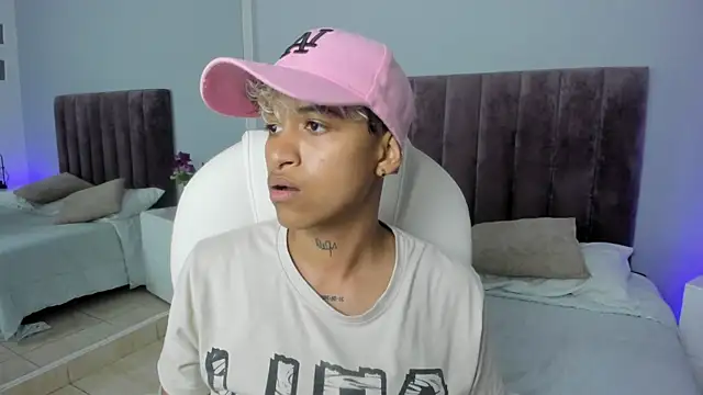 Snapshot of Dominick_jones chatting on February 8, 11:24 pm Dominick jones online show from February 8, 11:24 pm