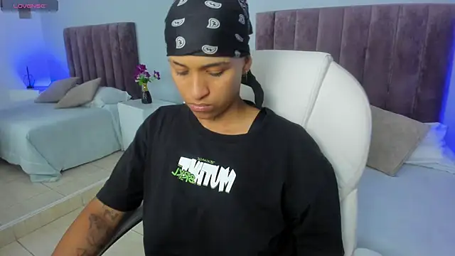 Snapshot of Dominick_jones chatting on February 10, 9:47 pm Dominick jones online show from February 10, 9:47 pm