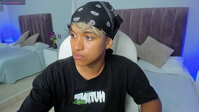 Snapshot of Dominick_jones chatting on February 11, 12:49 am Dominick jones online show from February 11, 12:49 am