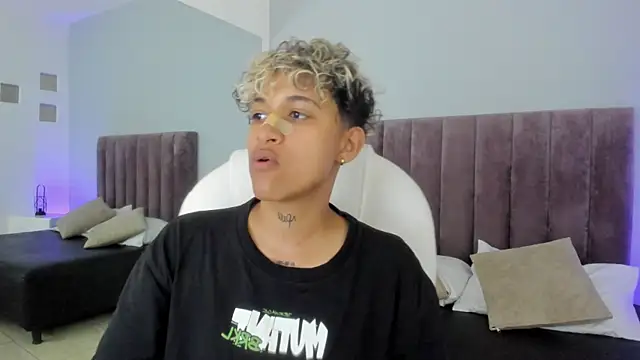 Snapshot of Dominick_jones chatting on February 11, 9:46 pm Dominick jones online show from February 11, 9:46 pm