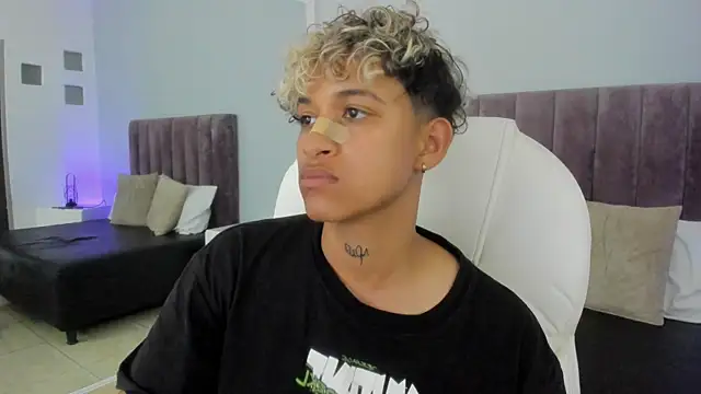 Snapshot of Dominick_jones chatting on February 12, 12:48 am Dominick jones online show from February 12, 12:48 am