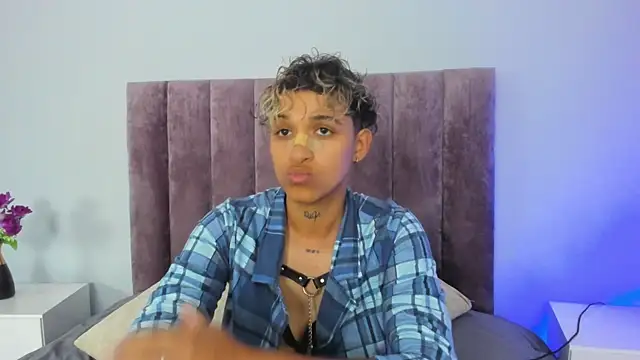 Snapshot of Dominick_jones chatting on February 13, 8:55 pm Dominick jones online show from February 13, 8:55 pm