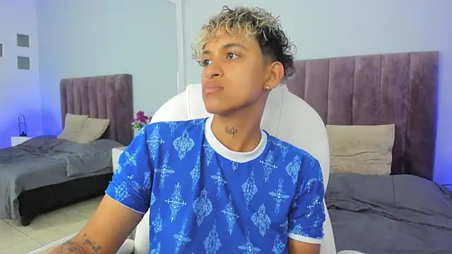 Snapshot of Dominick_jones chatting on February 13, 11:58 pm Dominick jones online show from February 13, 11:58 pm