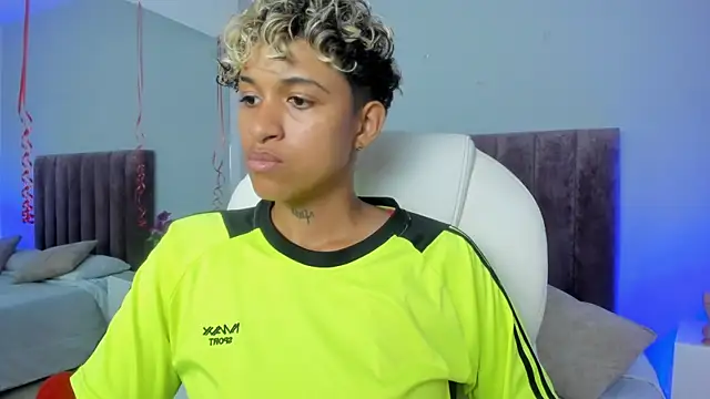 Snapshot of Dominick_jones chatting on February 17, 11:42 pm Dominick jones online show from February 17, 11:42 pm